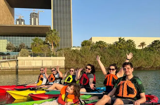 Kajak in Bahrain Bay: Sonnenaufgang, Sonnenuntergang & mehr erleben