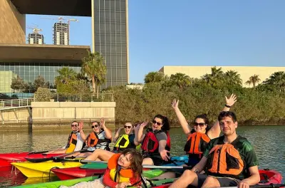 Kajak in Bahrain Bay: Sonnenaufgang, Sonnenuntergang & mehr erleben