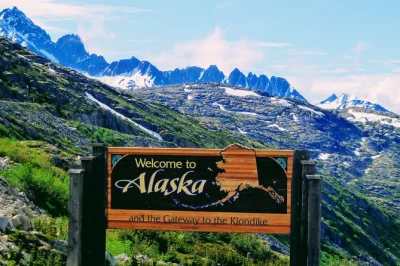 Descubre la historia de la fiebre del oro en skagway, disfruta de las vistas en white pass summit y explora con un grupo reducido—incluye recogida en el puerto y guía local experto.