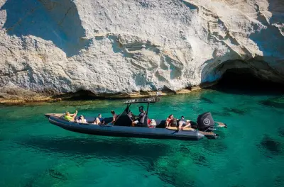 Bateau privé à Sifnos : Criques secrètes et vues sur monastère