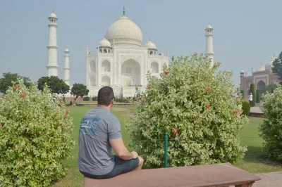 Fliegen sie nach agra für eine private tagestour. besuchen sie das taj mahal, erkunden sie das agra fort und genießen sie ein mittagessen in einem erstklassigen lokalen restaurant. schnell, unkompli
