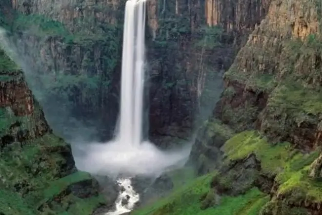 Maseru Waterfall & Cultural Tour: Kome Caves & Maletsunyane