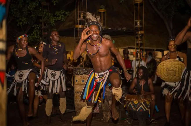 Victoria Falls Boma Dinner Drumshow: Kulturelles Essen in Simbabwe