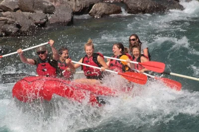 Vive la emoción del rafting en glacier: atraviesa rápidos, rema en equipo y disfruta del paisaje salvaje de montana. incluye equipo y guía experto.