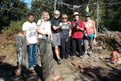 Randonnée privée à champadevi depuis katmandou avec prise en charge à l’hôtel, guide local et arrêts à kirtipur et thamel. profitez des vues sur la vallée et des sentiers forestiers.