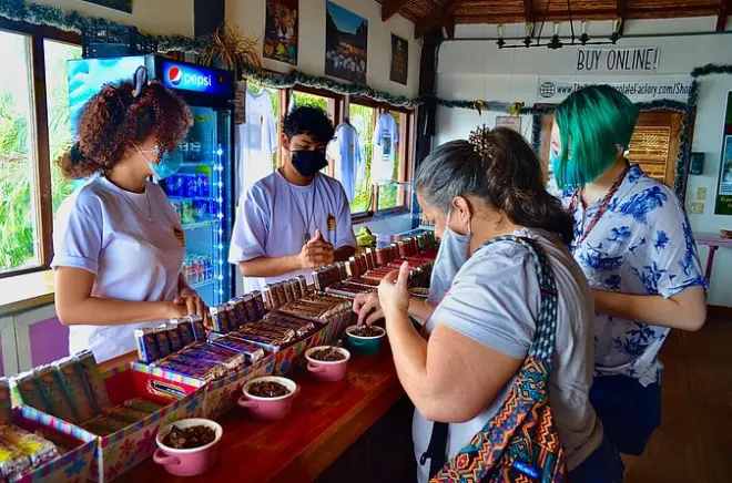 Tour privado na ilha de Roatan: Preguiças, chocolate e West End
