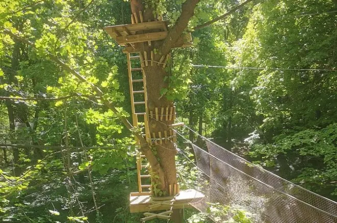 Kletterparcours im Wald von Poissy mit durchgehender Sicherung