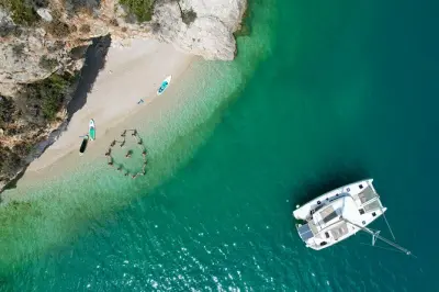 Catamarã em Nafplio: Passeio privado no golfo Argólico