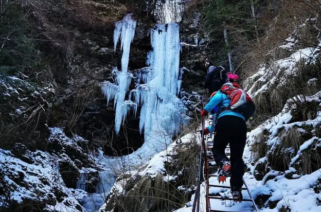 Senderismo en valle Stan Transfagarasan: 9 km entre cascadas