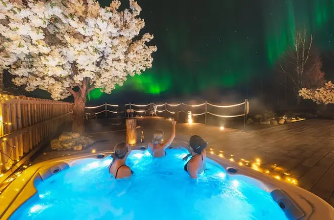 Esperienza spa artica alle sorgenti termali: Bagno e aurore boreali