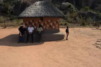 Tour pela vila Matobo: Cavernas dos San Bushmen e vida local