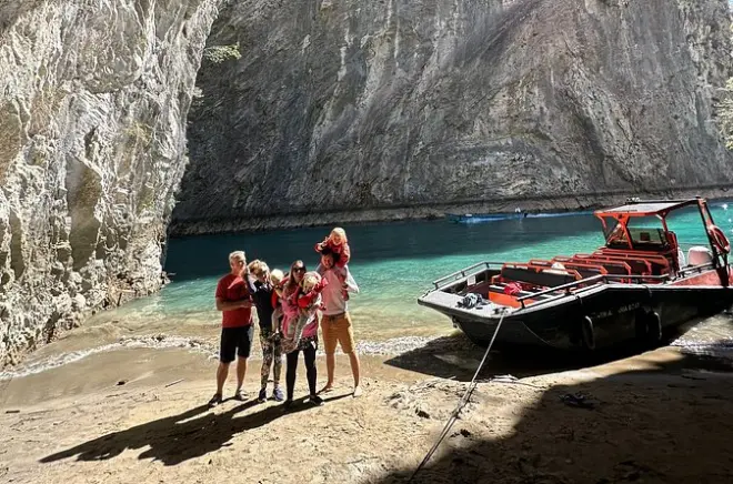 Komani lac à rivière Shala : Bateau premier départ
