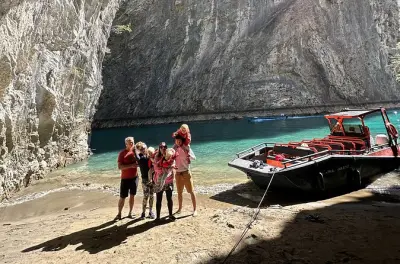Bootsfahrt von Komani-See zum Shala-Fluss mit erster Ankunft