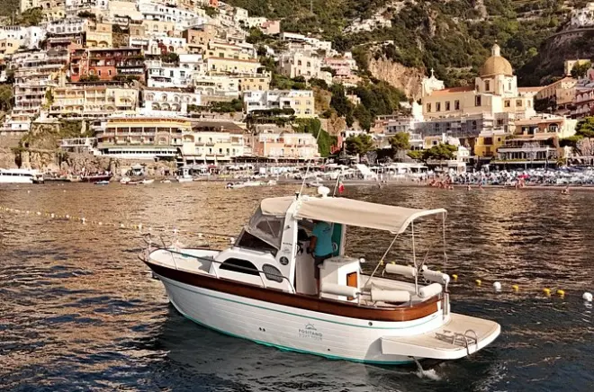 Barco privado em Capri saindo de Positano: 4 grutas e almoço