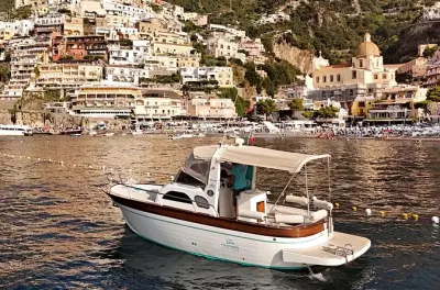 Private Bootstour Capri ab Positano: Vier Grotten & Mittagessen