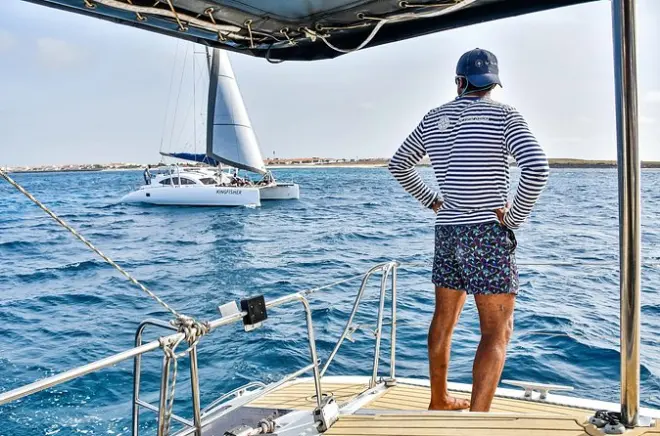 Crucero privado en catamarán en Sal: Nada en la bahía de Santa María