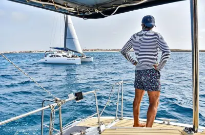 Crucero privado en catamarán en Sal: Nada en la bahía de Santa María