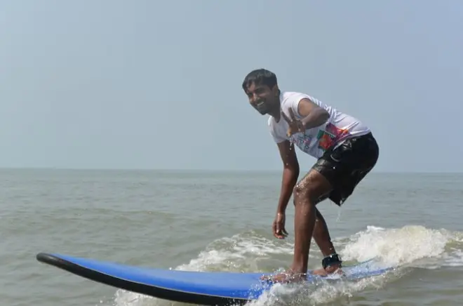 Aprenda a surfar em Mangalore: Aulas para iniciantes em água rasa