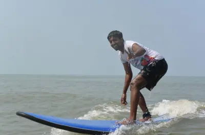 Surfen lernen in Mangalore: Anfängerkurs im flachen Wasser