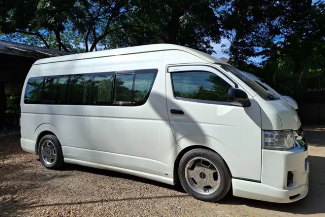 Privattaxi ab Kanchanaburi: Flughafen, Ayutthaya & Strandziele