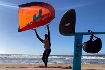 Curso semi-privado de wingfoil em Essaouira para voar na água