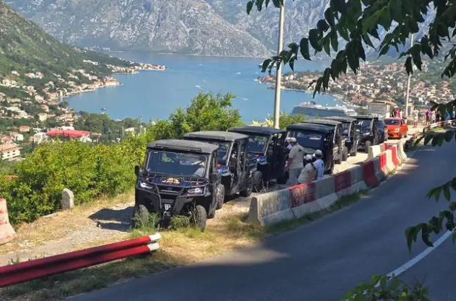 Sentieri di montagna e vista sulla fortezza vicino a Kotor in ATV