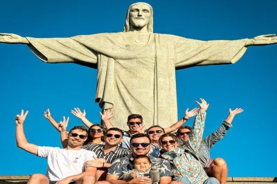 Découvrez rio au lever du soleil depuis dona marta, visitez le christ rédempteur avant la foule et flânez aux escaliers selarón en petit groupe. transfert et petit-déjeuner inclus.