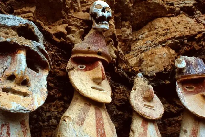 Chachapoyas: Sarcófagos de Karajía e cavernas de Quiocta