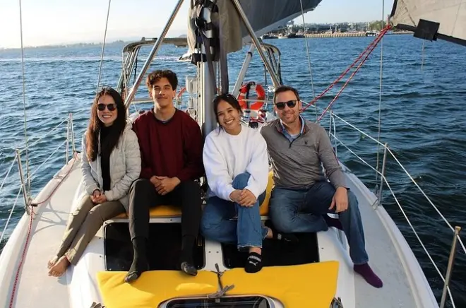 San Diego privat segeln: Unter der Coronado Bridge steuern