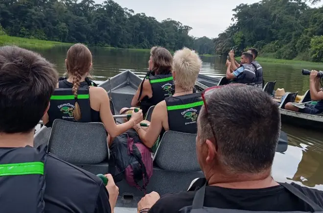 Fauna selvatica in piccolo gruppo nel parco Tortuguero in canoa