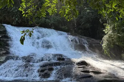 Paraty: Cachoeiras, cachaça e escorregador de pedra no jeep tour