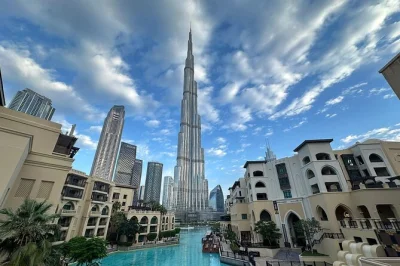 Découvrez dubai en quelques heures : flânez dans les souks anciens, traversez dubai creek en abra, et capturez le burj khalifa. transfert privé et guide inclus.