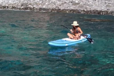 Leihen sie ein stand up paddle in playa de santiago, la gomera. gleiten sie an klippen vorbei, entdecken sie meeresleben und genießen sie flexible mietzeiten. buchen sie jetzt ihr sup-abenteuer.