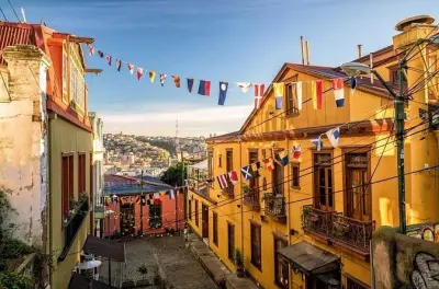 Valparaiso Guided Walking Tour with Historic Lifts