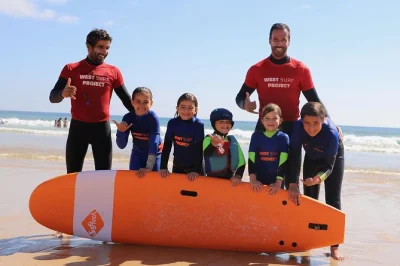 Impara a fare surf in portogallo con istruttori certificati. gruppi piccoli, tutta l’attrezzatura inclusa e trasporto privato. lezioni di surf sicure e divertenti per tutte le età.