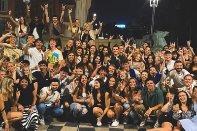 Vivi la notte a nice con un pub crawl vivace, 6 shot gratis, ingresso vip senza fila e giochi guidati da esperti locali—con offerte esclusive su drink.