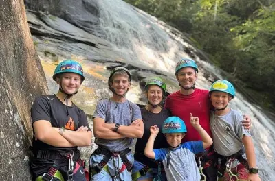 Rappel na cachoeira de Cove Creek: Aprenda canionismo em cachoeiras