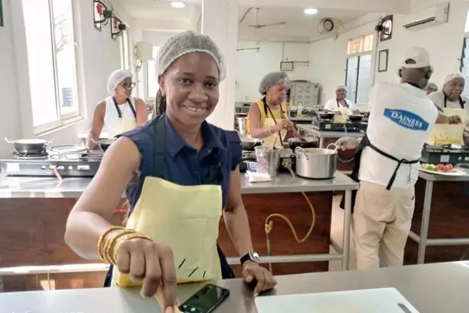 Aula de culinária de Jollof em Accra: Aprenda a cozinhar com vinho