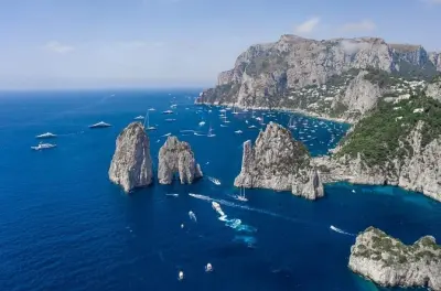 Capri en bateau privé depuis la côte amalfitaine : Grottes marines
