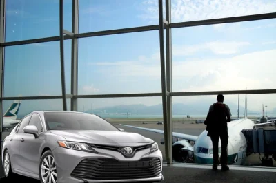 Buchen sie einen privaten flughafentransfer in phuket. genießen sie eine angenehme, klimatisierte fahrt mit meet & greet, gepäckhilfe und flexiblem hoteltransfer.