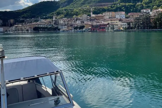 Tour privado de barco no lago Iseo: Veleiro de mogno