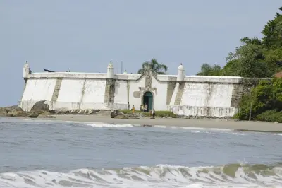 Gita di un giorno a Ilha do Mel da Curitiba: Grotte, faro e spiaggia