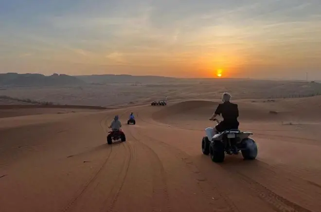Quad et balade à dos de chameau dans les dunes rouges de Riyad