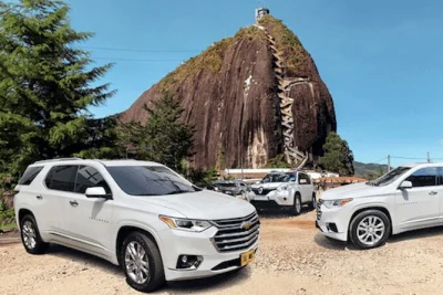 Disfruta un viaje cómodo y seguro desde medellín a jardín con conductor local. transfer privado con aire acondicionado, recogida en hotel y paradas para fotos o snacks.