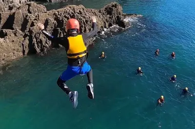 Coasteering en Tenby: Acantilados de Lydstep y saltos opcionales