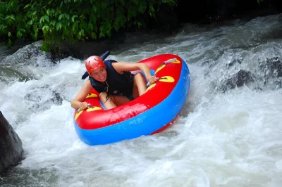 Scopri il river tubing a bali sul fiume pakerisan. attività sicura per famiglie, con trasferimenti, pranzo e guide esperte inclusi. prenota ora la tua avventura a bali.