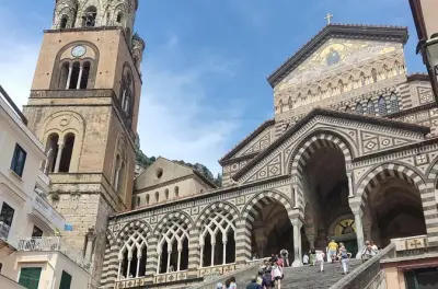 Traslado privado de Amalfi a Nápoles com ar-condicionado confortável