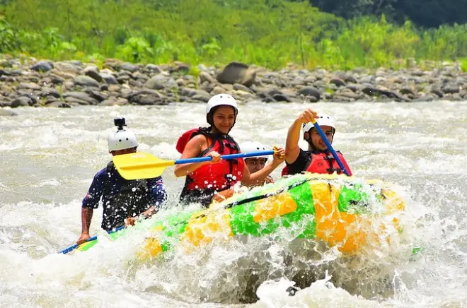Savegre River Rafting ab Jaco: Stromschnellen Klasse II & III