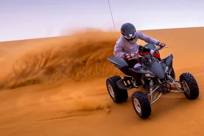 Découvrez un safari désert en soirée à dubai avec quad, dune bashing, balades à dos de chameau, spectacles live et dîner bbq. transfert hôtel inclus. réservez vite.