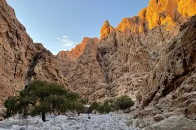 Caminhada guiada de 6h em Wadi Naqab até Red Wall e vila Sanat